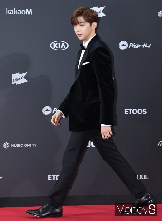 [머니S포토] 강다니엘, 등장부터 시선 잡는 비주얼(멜론 뮤직어워드)