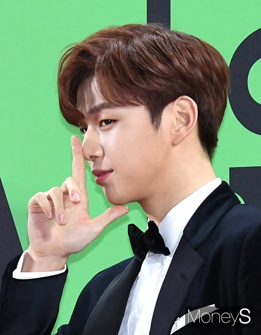 [머니S포토] 강다니엘, 날렵한 턱선과 콧대(멜론 뮤직어워드)