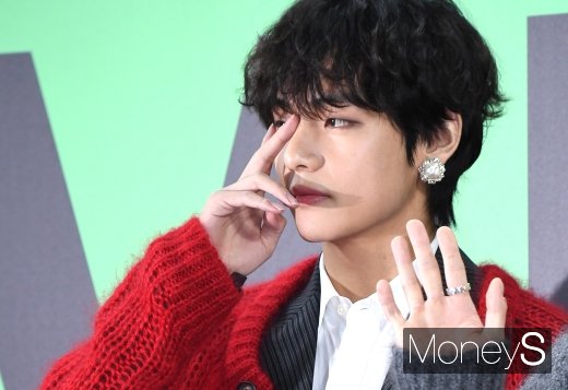 [머니S포토] 방탄소년단(BTS) 뷔, 시그니처 포즈…'멋짐 폭발'