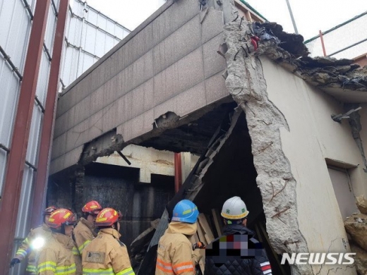  1일 오전 9시43분께 과천시 중앙동 한 오피스텔 건물 철거작업중 지붕 붕괴 현장./사진=뉴시스, 경기소방재난본부 제공