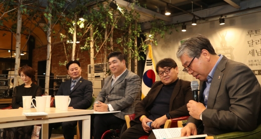 루트66을 달리는 세 남자 이야기 북콘서트에 참석해 격려하고 있는 송한준 경기도의회 의장. / 사진제공=경기도의회