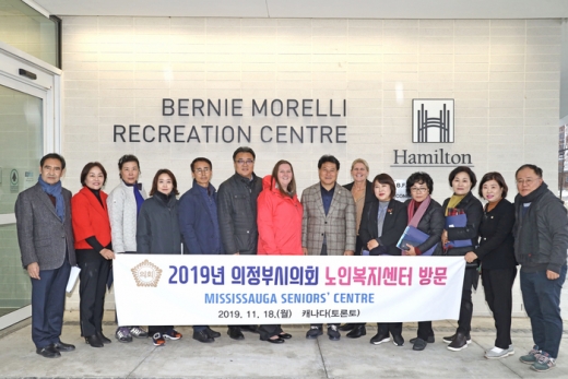 의정부시의회 연수단, 노인복지센터 방문(오른쪽에서 일곱번째 안지찬 의장). / 사진제공=의정부시의회  