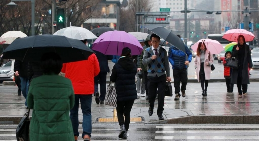겨울비가 내리는 오후 서울 광화문 사거리에 우산을 쓴 시민들이 걸음을 재촉하고 있다. / 사진=머니투데이DB