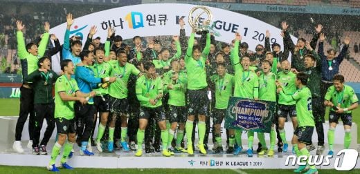 전북 현대 모터스가 1일 오후 전북 전주시 전주월드컵경기장에서 열린 '2019 하나원큐 K리그1' 강원FC와의 최종전에서 1-0 승리하며 우승을 차지했다. 전북 현대 선수들이 우승 트로피를 들어올리며 기뻐하고 있다. /사진=뉴스1 유경석 기자