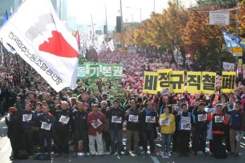 경찰이 지난달 9일 여의도 마포대교 남단에서 열린 '전태일 열사 정신 계승 2019 전국노동자대회'에서 국회 진입을 시도한 민주노총 간부 2명의 주거지와 휴대전화 등을 1일 전격 압수수색했다. 당시 전국노동자대회에서 민주노총 조합원들이 노동개악을 중단하라는 구호를 외치고 있다. /사진=뉴스1
