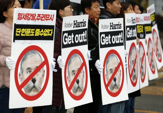 해리스 주한미국대사가 지난 9월 여야 의원들을 만난 자리에서 “문재인 대통령이 종복 좌파에 둘러싸여 있다” 식의 발언을 해 논란이 일고 있다. 서울진보연대 등 진보단체 회원들이 지난달 11일 오전 서울 중구 주한미국대사관저 인근에서 방위비 인상 규탄 해리스 미국 대사 출근 저지 항의 투쟁을 하고 있다. /사진=뉴스1 최동준 기자