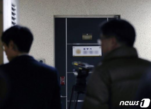소위 '청와대 하명수사' 의혹에 연루된 전 청와대 행정관이 지난 1일 서울 서초동 한 건물에서 숨진 채 발견됐다. 사진은 사망한 행정관이 발견된 서울 서초동의 한 오피스텔 사무실. /사진=뉴시스 구윤성 기자