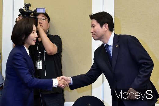 나경원 자유한국당 원내대표(왼쪽)와 이인영 더불어민주당 원내대표가 지난달 16일 검찰개혁·공수처법 처리를 위한 2+2+2 여야 교섭단체 회동을 위해 서울 여의도 국회에서 만나 악수를 나누고 있다. /사진=임한별 기자