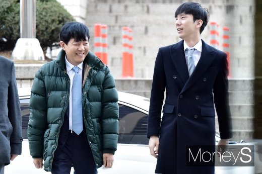 [머니S포토] 쏘카 여객자동차 운수사업법 위반 혐의 첫 공판, 여유로운 표정의 이재웅  대표