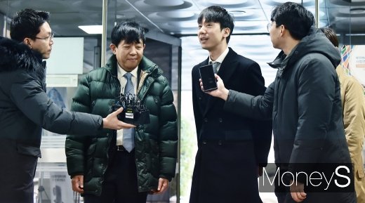 2일 오전 법원에 출석한 이재웅 쏘카 대표(왼쪽 두번째)와 박재욱 VCNC 대표(왼쪽 세번째). /사진=임한별 기자