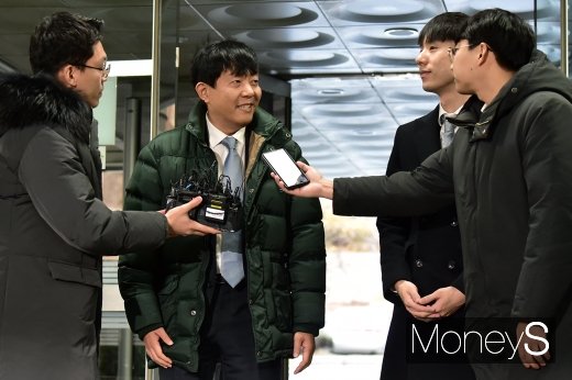 [머니S포토] '타다' 혐의에 대한 취재진 질문에 답하는 이재웅 대표