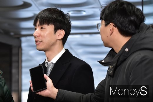 [머니S포토] 취재진 질문에 답하는 박재욱 대표