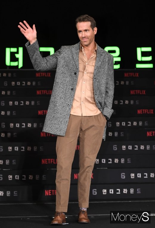 [머니S포토] 라이언 레이놀즈, 여유로운 손인사