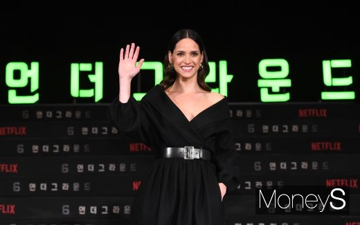[머니S포토] 아드리아 아르조나, 눈부신 비주얼