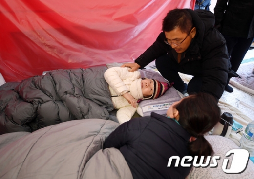 황교안 자유한국당 대표(오른쪽)가 2일 청와대 앞 농성장에서 단식 중이던 정미경·신보라 최고위원을 찾아 격려하고 있다. /사진=뉴스1