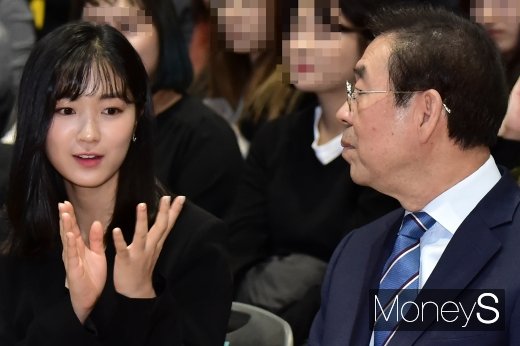 [머니S포토]On Seoul Safe 출범식, 박원순 시장과 담소 나누는 김혜윤