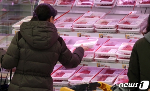 서울 시내의 한 마트에서 시민들이 소고기를 고르고 있다. /사진=뉴스DB