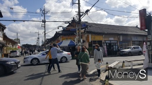 황리단길 차도를 아무렇게나 건너는 관광객들. /사진=김창성 기자