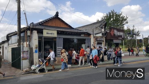 황리단길 초입의 한 맛집 앞 인도에 사람들이 줄을 서있자 관광객들이 차도로 내려와 통행하는 모습. /사진=김창성 기자