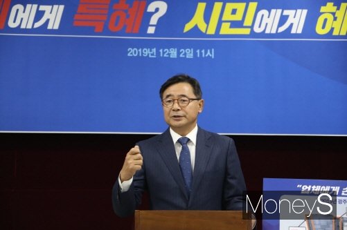 ▲최영호 전 광주광역시 남구청장이 2일 광주광역시의회 브리핑룸에서 기자회견을 하고 "금품수수나 특혜 의혹은 전혀 사실무근＂이라며 강하게 반발하고 있다./머니S 사진DB