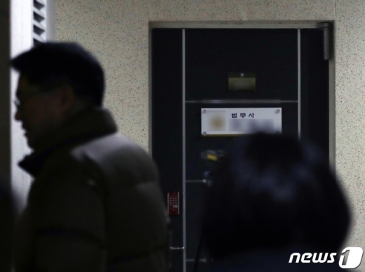 이른바 '하명 수사' 의혹에 연루됐다고 지목된 전 청와대 민정비서관실 특감반원 A씨가 지난 1일 숨진 채 발견됐다. 검찰은 정확한 사망 경위를 파악 중이다. 사진은 A씨가 발견된 서울 서초동의 한 오피스텔 사무실. /사진=뉴스1