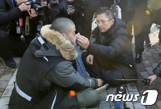 황교안 자유한국당 대표가 단식을 중단하고나흘만에 당내 일정에 복귀한 2일 서울 청와대 사랑채 앞 단식투쟁장 인근에서 6일째 단식중인 김현진 청년화랑 대표와 대화하던 중 눈물을 닦아주고 있다 있다. /사진=뉴스1