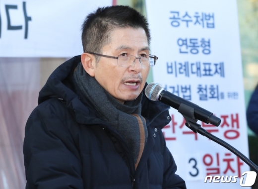 황교안 자유한국당 대표가 단식을 중단하고나흘만에 당내 일정에 복귀한 2일 서울 청와대 사랑채 앞 단식투쟁장에서 열린 최고위원회의에서 모두발언을 하고 있다. /사진=뉴스1