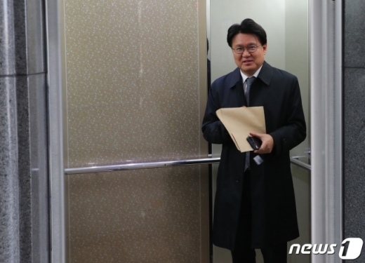 황운하 대전지방경찰청장이 2일 오전 대전 서구 대전지방경찰청으로 출근하고 있다. /사진=뉴스1
