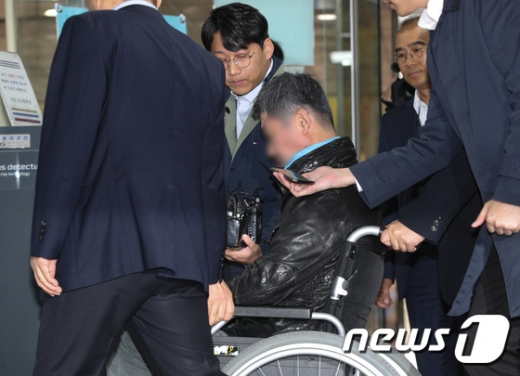 '웅동학원 비리' 의혹을 받고 있는 조국 법무부 장관 동생 조모씨가 10월31일 오전 서울 서초동서울중앙징방법원에서 열린 구속 전 피의자심문(영장실질심사)에 출석하고 있다. /사진=뉴스1