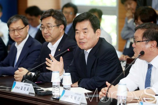김진표 더불어민주당 의원(오른쪽 두번째). /사진=임한별 기자