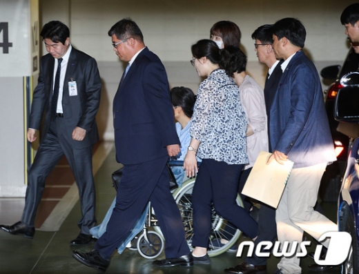 수감 중인 박근혜 전 대통령이 지난 9월16일 오전 어깨 수술을 받기 위해 서울 서초구 서울성모병원으로 이송되는 모습. /사진=뉴스1
