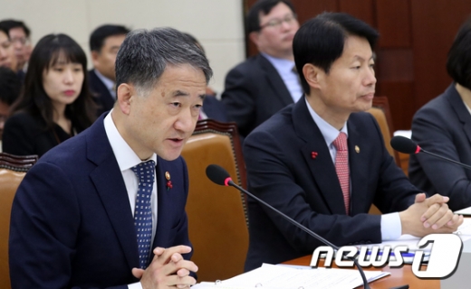 박능후 보건복지부 장관이 2일 서울 여의도 국회에서 열린 복지위 전체회의에서 의원질의에 답변을 하고 있다. /사진=뉴스1