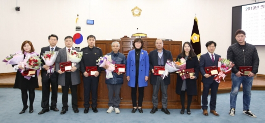 하남시의회(의장·방미숙)는 2일 제287회 정례회를 개회하기에 앞서 2019년 시의회 대상을 시상하고 의정발전에 공헌해 온 수상자들을 격려했다. 시의회는 이날 문화, 체육, 교육 등 9개 부문에 대해 시상식을 가졌다. / 사진제공=하남시의회
