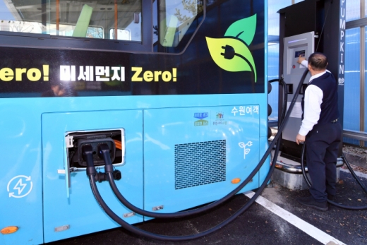 북부공영차고지 충전소에서 전기버스를 충전하는 모습. / 사진제공=수원시