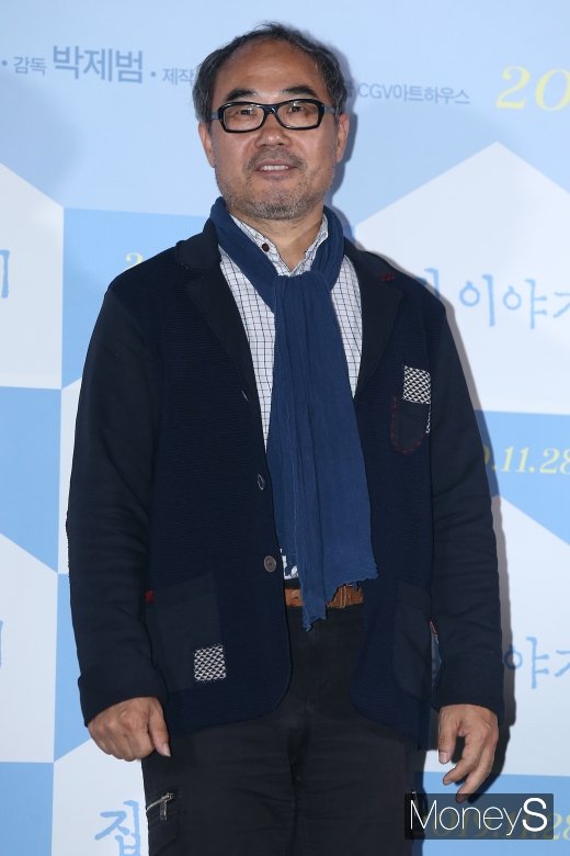 배우 강신일이 영화 '집 이야기'(감독 박제범) 언론시사회 포토타임에서 미소를 짓고 있다. /사진=임한별 기자