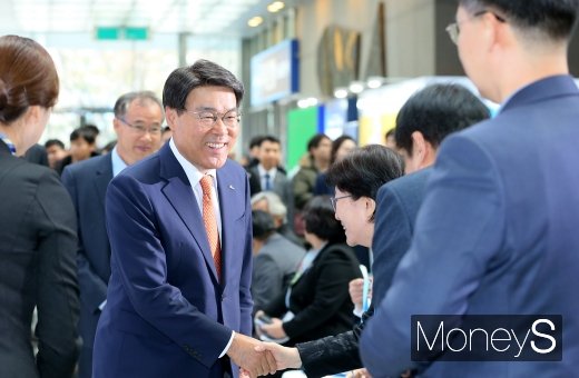 [머니S포토] 최정우 회장 