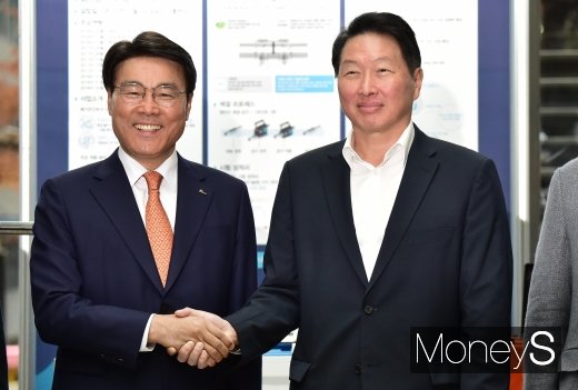 [머니S포토] 최정우-최태원 회장, 철강과 반도체의 만남