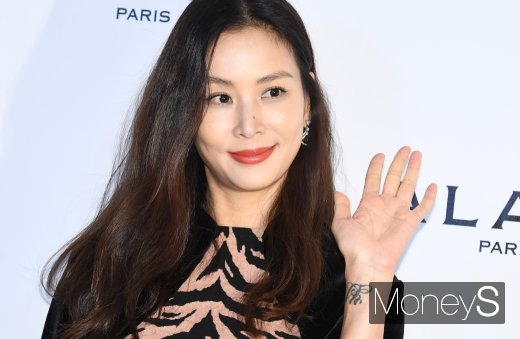 [머니S포토] 고소영, 눈에 띄는 팔목 타투… '딸 이름 타투'