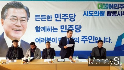 신정훈 더불어민주당 나주·화순 지역위원장은 3일 기자회견에서 "'원팀 민주당'의 열린 마음으로 어느 누구와도 당당하게 경쟁하겠습니다"고 말했다. /사진=홍기철기자