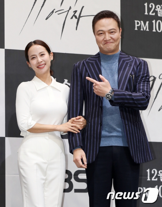 3일 서울 구로구 라마다 서울 신도림 호텔에서 열린 KBS 2TV 새 드라마 '99억의 여자' 제작발표회에 참석한 배우 조여정(왼쪽)과 정웅인. /사진=뉴스1