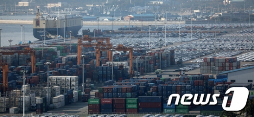 경기도 평택항 수출 야적장에 자동차와 컨테이너가 쌓여 있다./사진=뉴스1