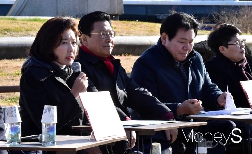 나경원 자유한국당 대표(왼쪽)가 지난달 26일 청와대 앞에서 열린 원내대책회의 도중 발언하고 있다. /사진=임한별 기자