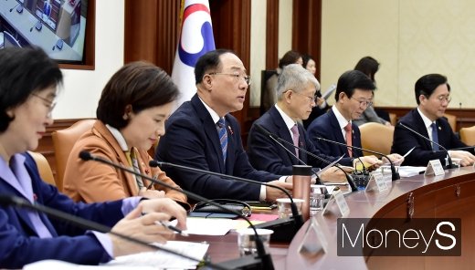[머니S포토] '제5차 혁신성장 전략회의' 주재하는 홍남기 부총리