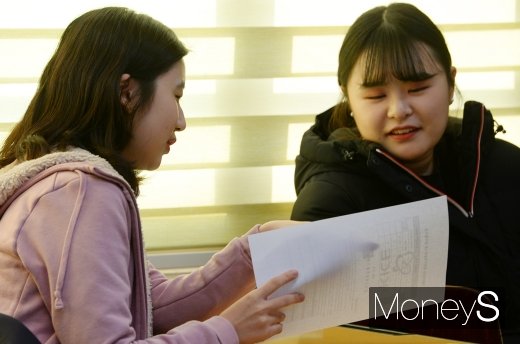 [머니S포토] 2020학년도 수능성적 확인하는 학생들