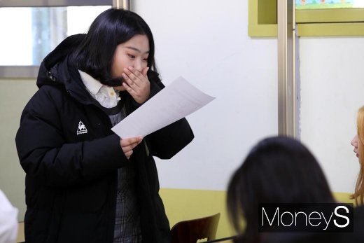2020학년도 대학수학능력시험(수능) 성적이 발표된 4일 서울여의도여자고등학교에서 한 학생이 자신의 성적표를 받아든 뒤 놀란 표정을 짓고 있다. /사진=장동규 기자