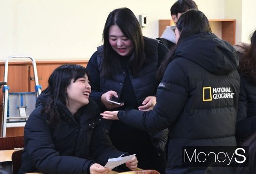 [머니S포토] 수능성적 확인하는 학생들