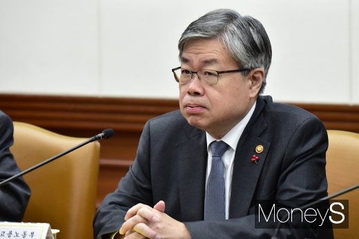 [머니S포토] 혁신성장 회의 참석한 고용노동부 장관