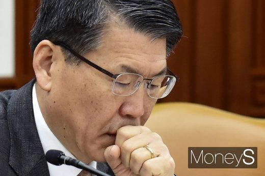 [머니S포토] 제5차 혁신성장 전략회의 참석한  은성수 금융위원장