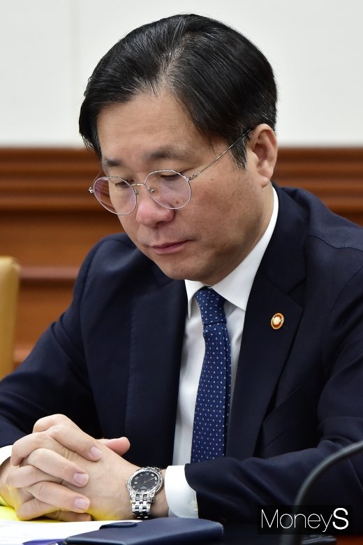 [머니S포토]제5차 혁신성장 전략회의 참석한 성윤모 장관
