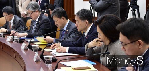 [머니S포토] 제5차 혁신성장 전략회의에 참석한 각부처 수장들